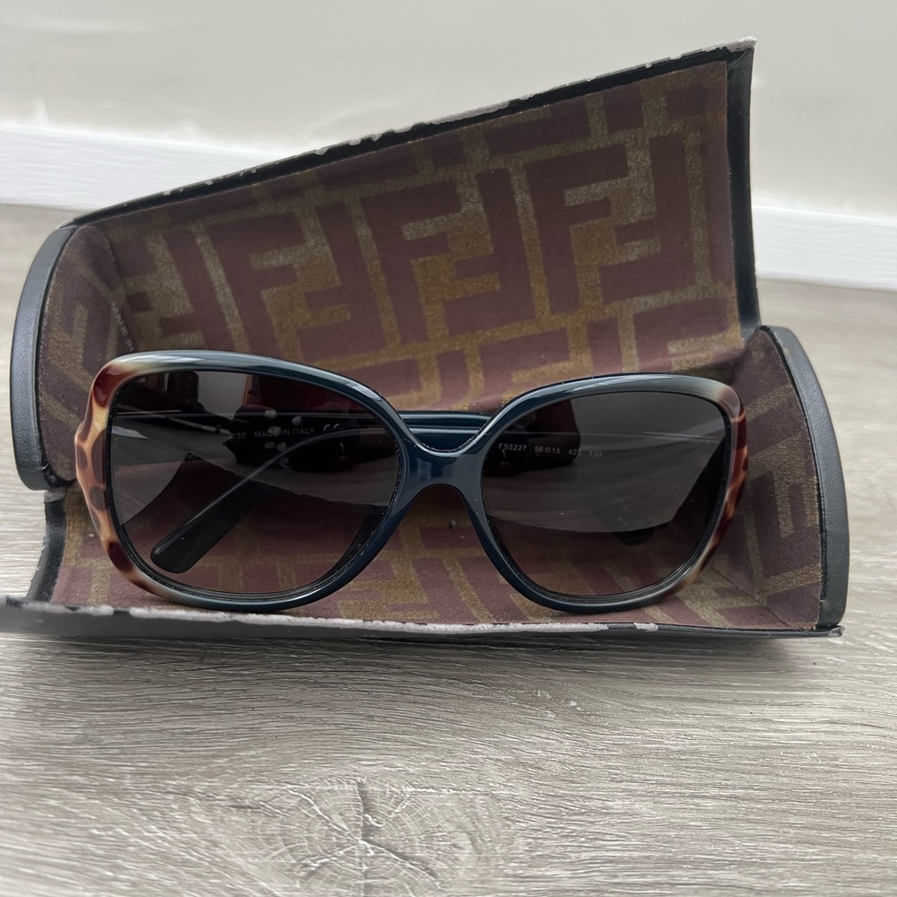 Fendi Black Oversized Sunglasses with Gradient Lenses